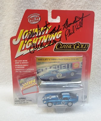 Cupé Shelby Cobra Daytona 1:64 firmado por Grant, Bondurant, Sears y Phil Hill Foto 1 de 4