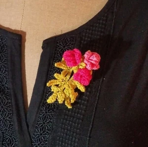 Broche magnético floral rosa ramillete solapa broche boutonniere ganchillo hecho a mano - Imagen 1 de 8
