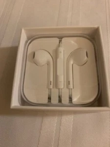 NEW Apple EarPods with 3.5mm AUX Headphone Plug Original Genuine OEM Authentic - Picture 1 of 3