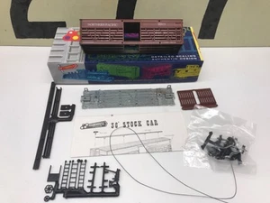 Roundhouse Ho Scale Northern Pacific 36’ Stock Car #88975 Unassembled NOS - Picture 1 of 3
