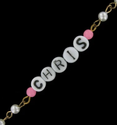 Chris - Pulsera de eslabones con nombre de perlas de imitación de vidrio rosa - Circa 1950-60 Foto 1 de 2