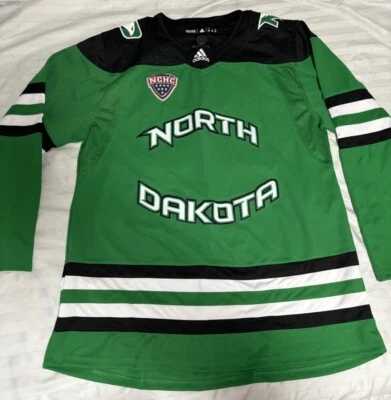 Camiseta deportiva de hockey sobre hielo University of North Dakota Fighting Sioux Adidas talla 52 nueva con etiquetas Foto 1 de 4