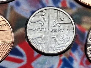 2012 FIVE 5 PENCE SHIELD COIN BRILLIANT UNCIRCULATED BU - Picture 1 of 3