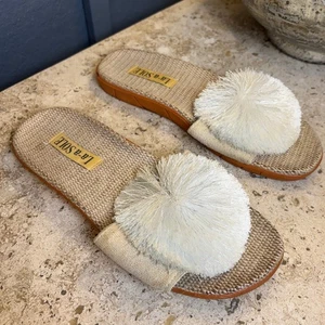 La-a-Sole Womens White Pom Flat Slip-On Slides Beach Sandals US 8.5-9/EU 39-40 - Picture 1 of 5