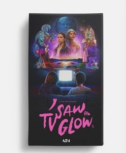 A24 I Saw The TV Glow VHS With 4 Collectible Cards - NEW - Foto 1 di 1
