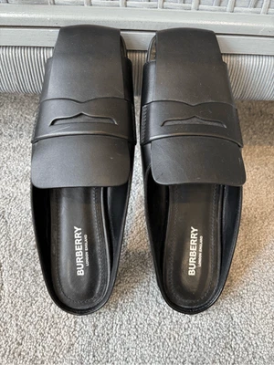 Mules recortados quase NOVAS Burberry, couro preto, tamanho 38, US$ 590 - Imagem 1 de 4