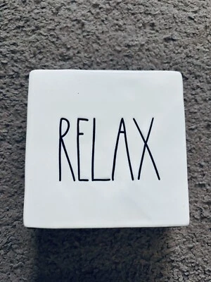 LETRERO PLACA DE PIE DE CERÁMICA RAE DUNN PAUSE RELAX - NEGRO/BLANCO 4 x 4 x 1,5 Foto 1 de 4