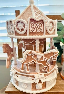 Nuevo Cupcakes y Cachemira Pan de Jengibre Carrusel Neutro Marrón Estatuilla de Navidad Foto 1 de 3