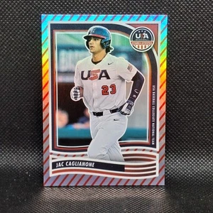 2024 Panini USA Stars & Stripes Jac Caglianone Red Stripe Parallel Royals #100 - Foto 1 di 2