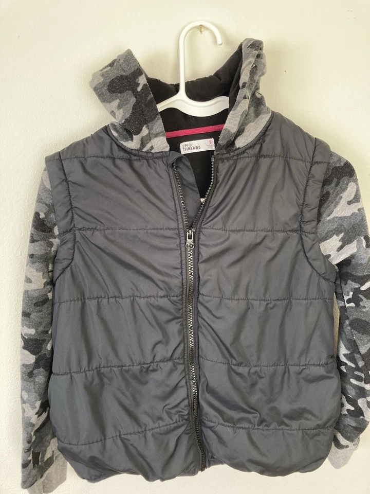 Chaleco acolchado Epic Threads para niños con mangas camufladas negro talla pequeña con cremallera Foto 1 de 4