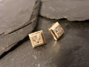 Eleganti orecchini a perno oro 333 con zirconi orecchini - Foto 1 di 1