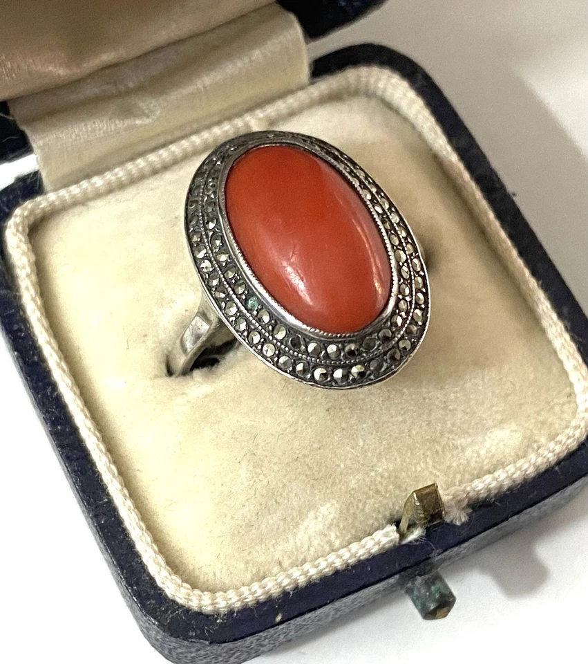 Antiguo anillo de vestido de cóctel vintage Art Deco plateado marcasita y coral talla O Foto 1 de 1