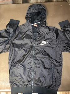vintage nike windbreaker outfit