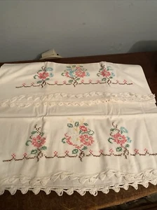Vintage Kissenbezug Set handbestickt gehäkelt rot grün Blumen - Bild 1 von 6