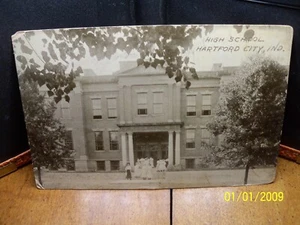 1910 High School HS Mädchen Bäume große Säulen Hartford City IN Indiana Fotokarte - Bild 1 von 2