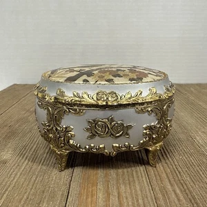 Pequeña caja de música/joyería/baratija vintage de tilo de hoja perenne hecha en Japón. ¡Juegos! - Imagen 1 de 24