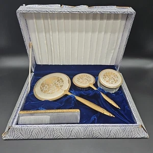 Juego de 4 tocador de latón floral ornamentado de colección; espejo de mano, cepillo para el cabello, peine, frasco - Imagen 1 de 23