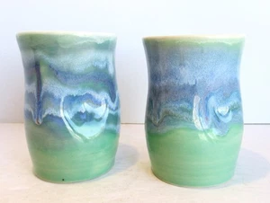 Paar Studio Kunst Keramik Tassen blau & grün gewellte Glasur Design signiert Ellen Grübchen - Bild 1 von 9