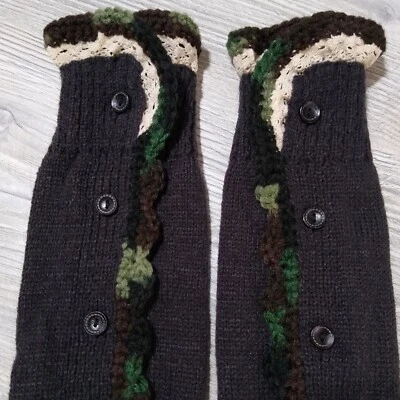 Calcetines de bota de ganchillo camuflados grises hechos a mano para niñas: calentador de piernas con botones y encaje gris Foto 1 de 4