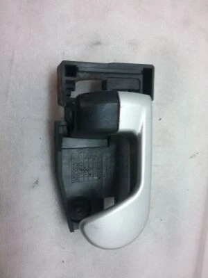 Manija de puerta interior delantera derecha R/F plateada 2008 MITSUBISHI GALANT 4-10-3-1P Foto 1 de 4