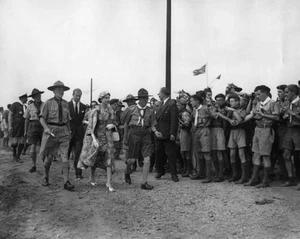 Queen Elizabeth Ii Duke Edinburgh Take A Walking Tour World Scout - 1957 Photo - Picture 1 of 1