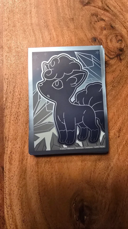 Pokémon Kartenhüllen Alola Vulpix – 65 Stück – original 2022 – Game Freak - Bild 1 von 1