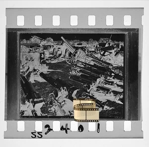 Negativ 4x3,5cm - Beute militärische Technik  Artilleriegeschütze Pak u. andere - Bild 1 von 1