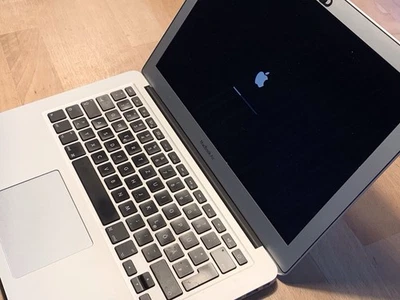 Apple Macbook Air 13“, 1,6GHZ, 8GB, 120GB Model A1466, Defekt! - Bild 1 von 4