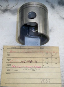 YAMAHA YDS3 156-11601 PRIMER PISTÓN NUEVO DE LOTE ANTIGUO 1 CANTIDAD VINTAGE FABRICANTE DE EQUIPOS ORIGINALES ENVÍO GRATUITO - Imagen 1 de 2