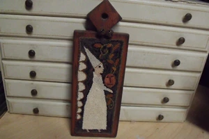 VINTAGE HANDGEFERTIGTE PETIT POINT VOLKSKUNST HALLOWEEN HEXE AUF 1" HOLZPLAKETTE - Bild 1 von 4