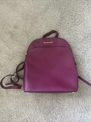 Mochila Michael Kors Emmy Large Dome color ciruela en cuero. Foto 1 de 3