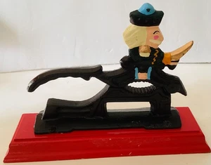 "Cascanueces soldado de hierro fundido de colección sobre base roja reproducción años 50-70" - Imagen 1 de 4