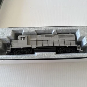 Kato 37-3020-2 HO Scale, Undecorated. EMD GP35 Phase Ia Diesel - Picture 1 of 7