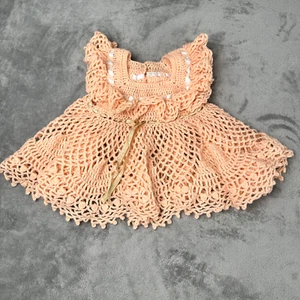 Vintage Baby oder Puppe gehäkeltes Kleid Pfirsich mit Band 12" lang 18" Brustumfang rund - Bild 1 von 6