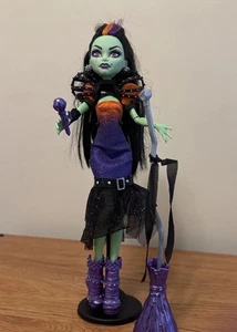 Monster High Casta Fierce Witch Puppe Mikrofon Besenstiel - Bild 1 von 14