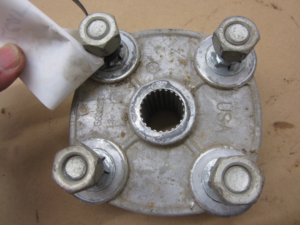 Cubo traseiro esquerdo Polaris Explorer 400 4x4 1994 fabricante de equipamento original - Imagem 1 de 4