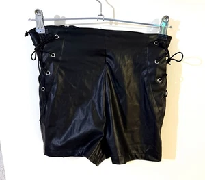 Jolie & Joy schwarze Kunstleder Schnürshorts Gr. S - Bild 1 von 7