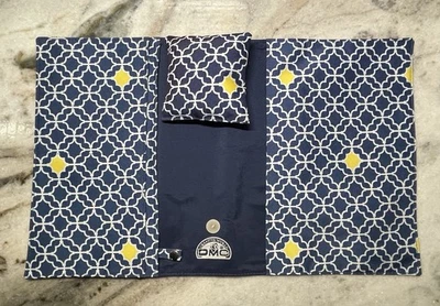 Sillón Organizador de Agujas DMC Azul Blanco 20" x 12.25" Dimensiones Foto 1 de 4