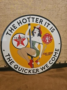 ORIGINAL TEXACO THE HEISSER IT IS THE SCHNELLER WE COME PORZELLANSCHILD MADE IN USA - Bild 1 von 8