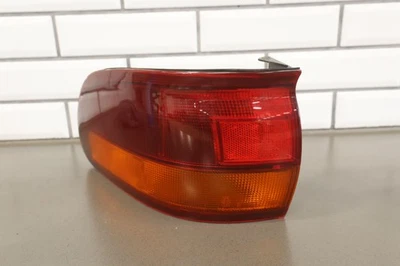 Luz trasera exterior izquierda Toyota Estima Previa JDM RHD 1996 FABRICANTE DE EQUIPOS ORIGINALES Foto 1 de 4