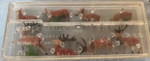 MERTEN # 1004 HO Scale DEER FIGURE SET in ORIGINAL PLASTIC CASE VINTAGE - Picture 1 of 2