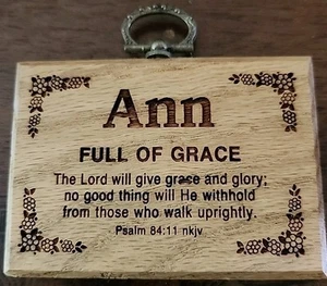 Kleiner Holz "ANN" Religiös Motto Holz Wandbehang 2 1/2 x 3 1/2 cm Vintage - Bild 1 von 2