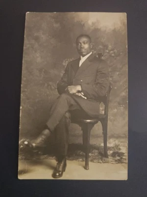 Tarjeta postal con foto real RPPC, hombre afroamericano en traje Rugen Studio Newport RI Foto 1 de 3