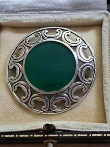 VINTAGE KIT HEATH HALLMARKED STERLING SILVER & CHRYSOPRASE BROOCH - Picture 1 of 5