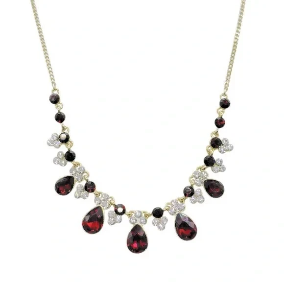 Elegante collar de oro Givenchy con piedras preciosas rojas y transparentes. Venta al por menor $78 Foto 1 de 4