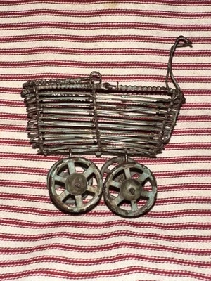 Cochecito antiguo miniatura para casa de muñecas  Foto 1 de 4