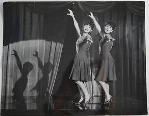 Emi Itô, Yumi Itô (Die Peanuts / Za Pinattsu) - 1964 German Press Photo #1 - Picture 1 of 3