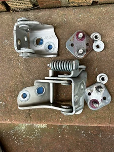 1997 Buick LESABRE Rear Left Driver Side Upper and Lower Door Hinge Set 2 Hinges - Foto 1 di 10