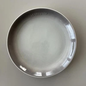 Plato de ensalada gris francés Le Creuset nuevo sin caja - Imagen 1 de 2
