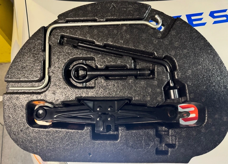 Juego de herramientas para maletero Toyota Prius V 2012 con espuma 64777-47080 C70 Foto 1 de 1